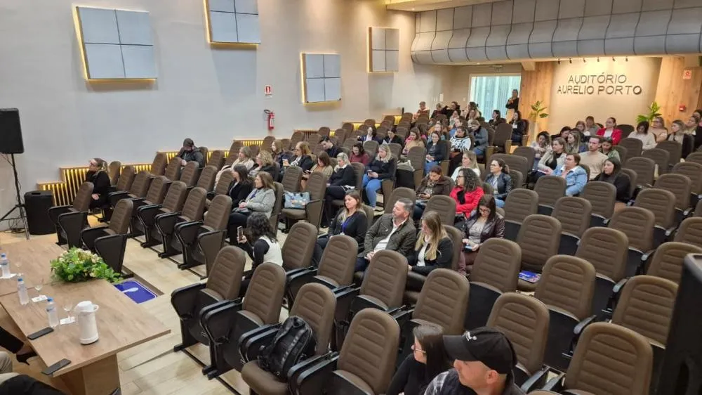 Seminário Regional UNCME/AMUCELEIRO discute educação inclusiva e Planos Decenais