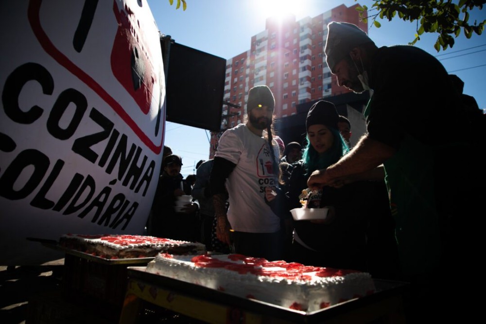 Cozinha Solidária da Azenha, do Movimento dos Trabalhadores Sem Teto (MTST), chegou a marca de 200 mil marmitas distribuídas desde o início da emergência climática. Em comemoração, o movimento serviu bolo na Praça Princesa Isabel | Foto: Isabelle Rieger/S