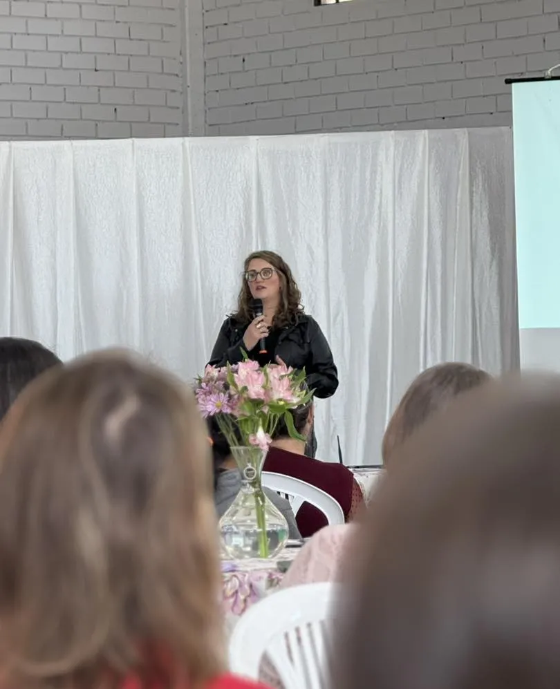 Chá Lilás reúne comunidade para debater prevenção à violência contra a mulher