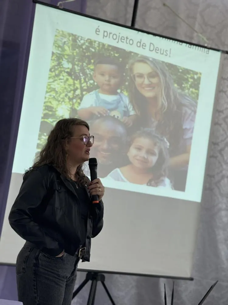 Chá Lilás reúne comunidade para debater prevenção à violência contra a mulher