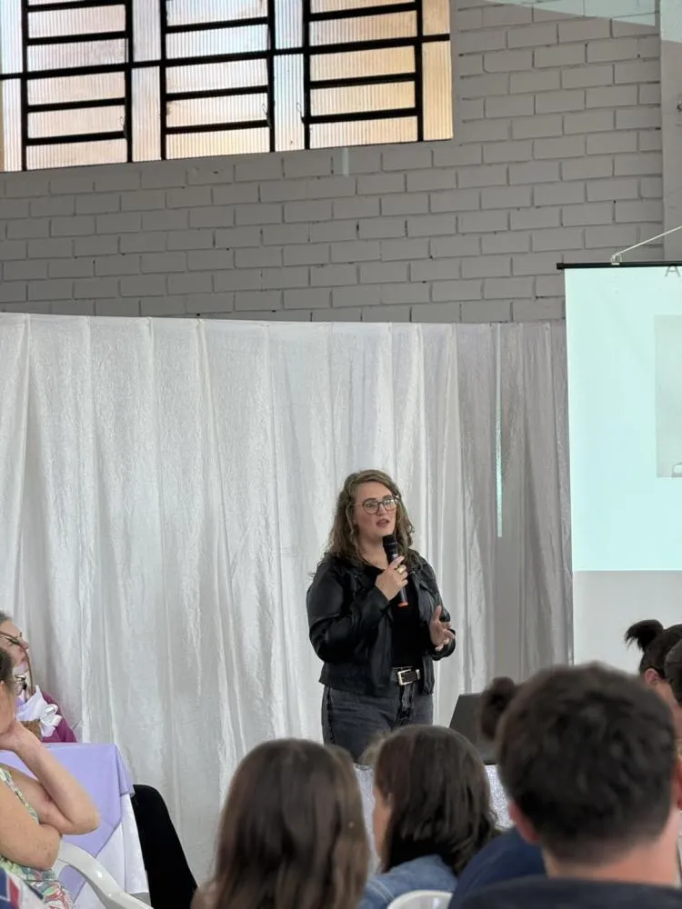 Chá Lilás reúne comunidade para debater prevenção à violência contra a mulher