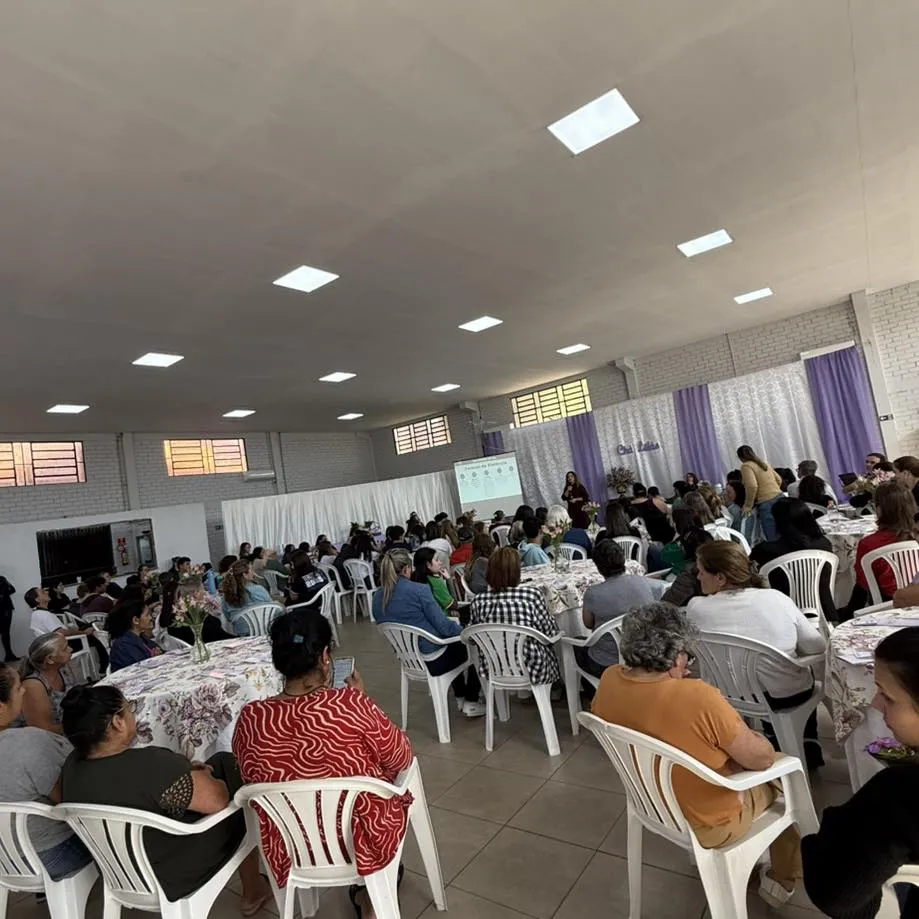 Chá Lilás reúne comunidade para debater prevenção à violência contra a mulher