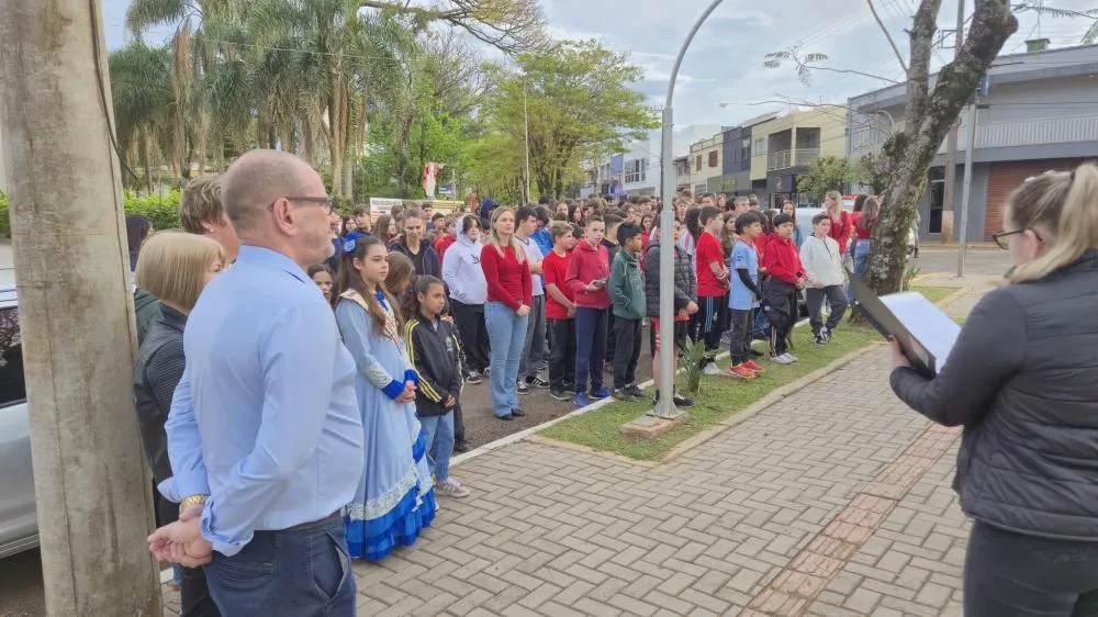 Semana da Pátria 2025 inicia em Tenente Portela com hasteamento das bandeiras