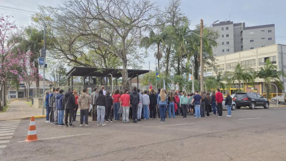 Semana da Pátria 2025 inicia em Tenente Portela com hasteamento das bandeiras