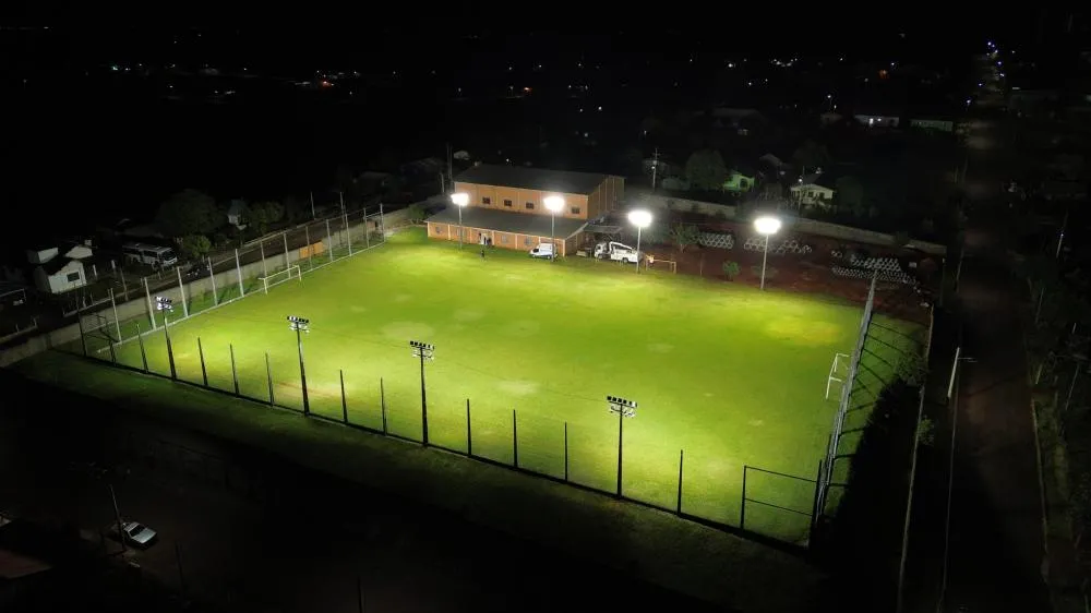 Investimento de quase R$ 200 mil garante iluminação moderna no campo de futebol