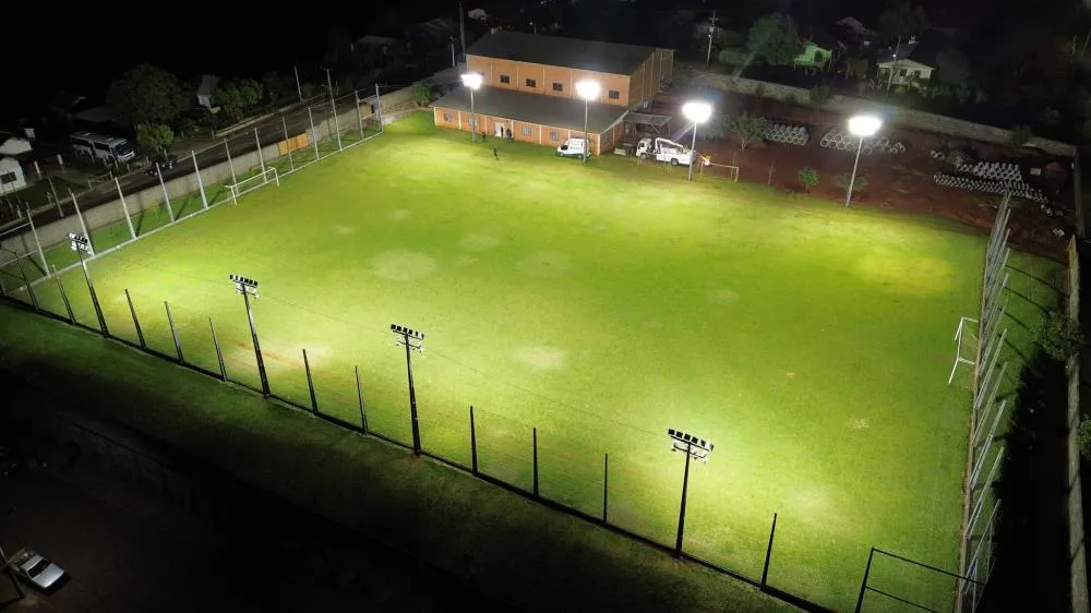 Investimento de quase R$ 200 mil garante iluminação moderna no campo de futebol