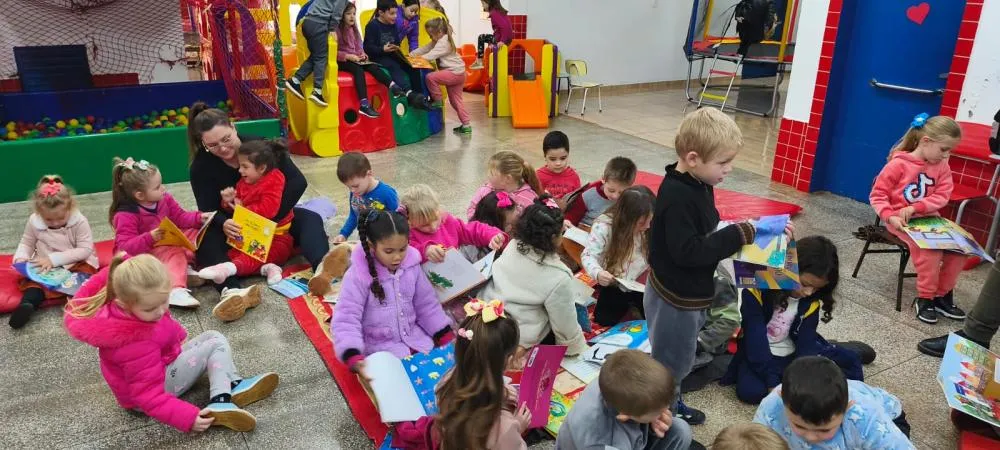 Apresentações culturais e Cantinho da Leitura fortalecem ensino na Escola Meu Primeiro Passo