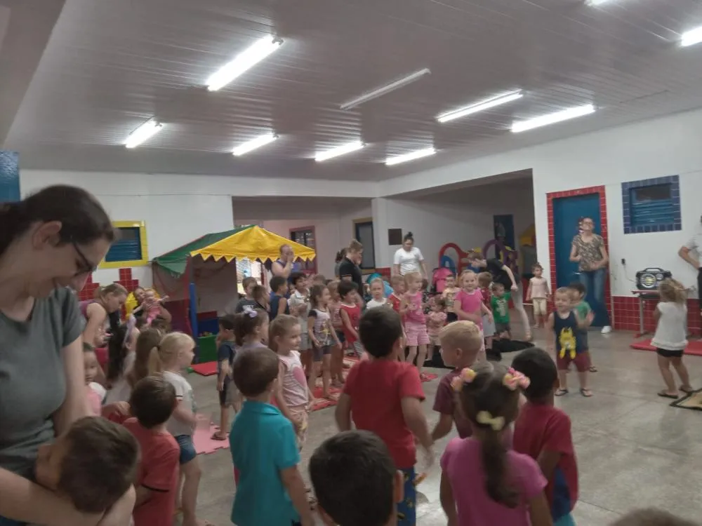 Apresentações culturais e Cantinho da Leitura fortalecem ensino na Escola Meu Primeiro Passo