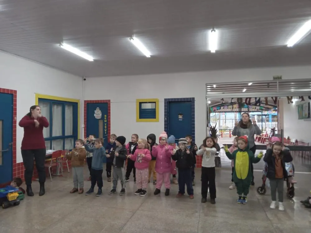 Apresentações culturais e Cantinho da Leitura fortalecem ensino na Escola Meu Primeiro Passo