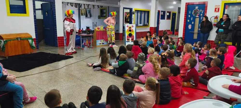 Apresentações culturais e Cantinho da Leitura fortalecem ensino na Escola Meu Primeiro Passo