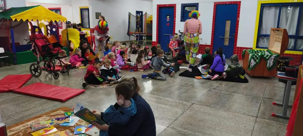 Apresentações culturais e Cantinho da Leitura fortalecem ensino na Escola Meu Primeiro Passo
