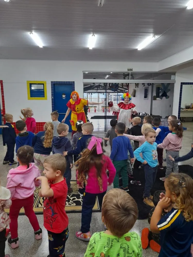 Apresentações culturais e Cantinho da Leitura fortalecem ensino na Escola Meu Primeiro Passo
