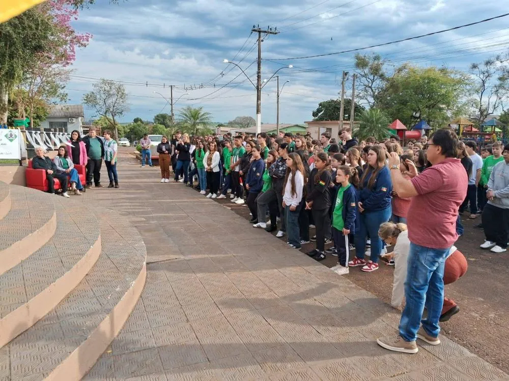 IEE Fagundes Varela abre Semana da Pátria 2025 com homenagem ao professor Airton José de Almeida