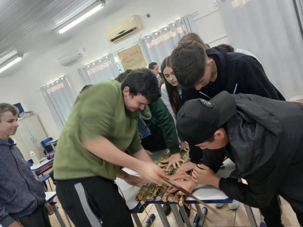 Estudantes da EMEF Salto Grande resgatam memória da extração de madeira