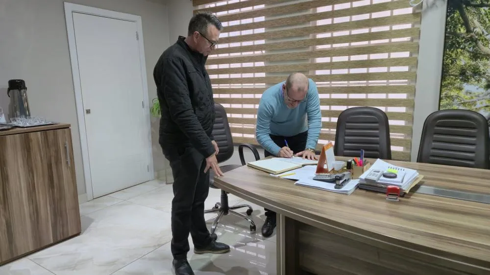 Rosemar Sala em viagem oficial e Claudenir Scherer assume Prefeitura