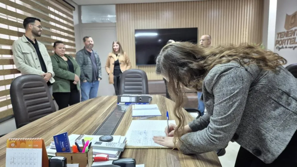 Rosemar Sala em viagem oficial e Claudenir Scherer assume Prefeitura