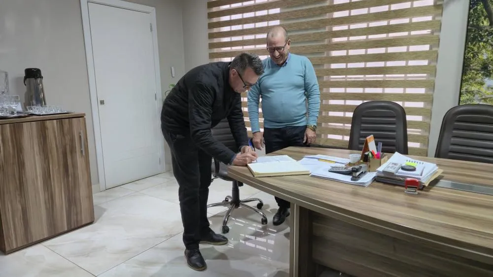 Rosemar Sala em viagem oficial e Claudenir Scherer assume Prefeitura