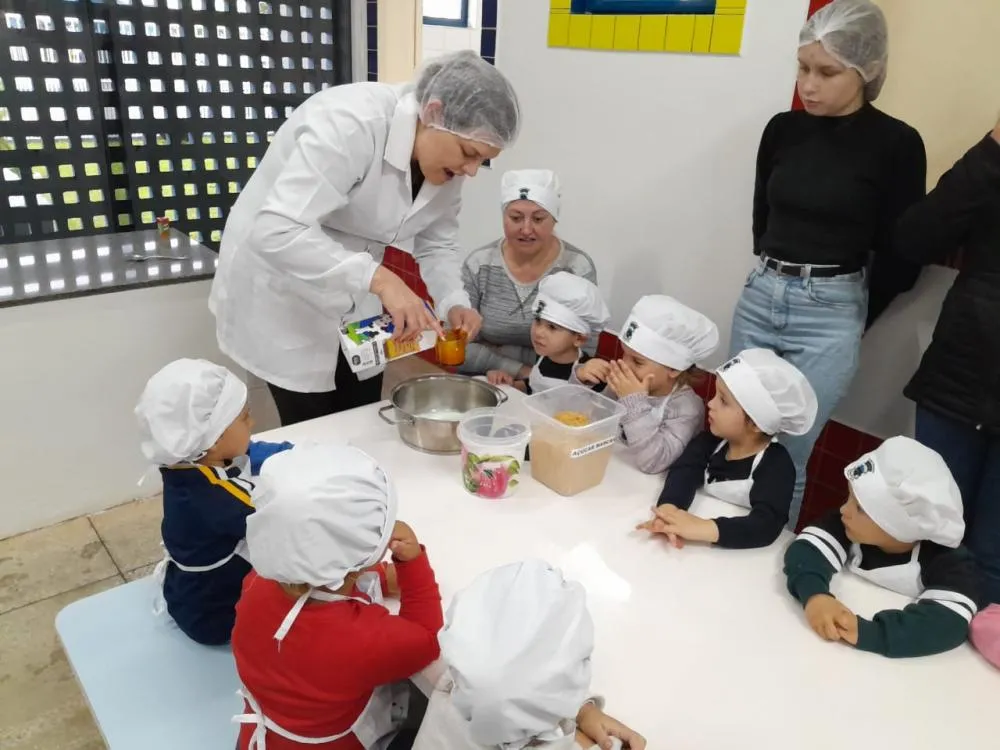 Crianças aprendem com história e preparo do “Mingau dos Ursos”