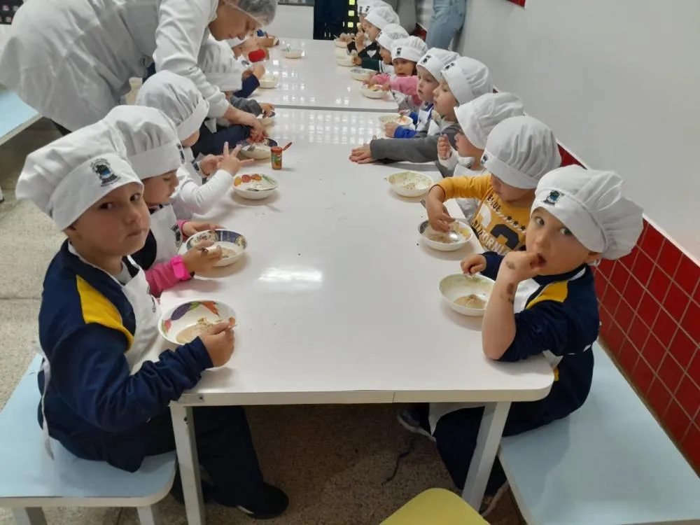 Crianças aprendem com história e preparo do “Mingau dos Ursos”