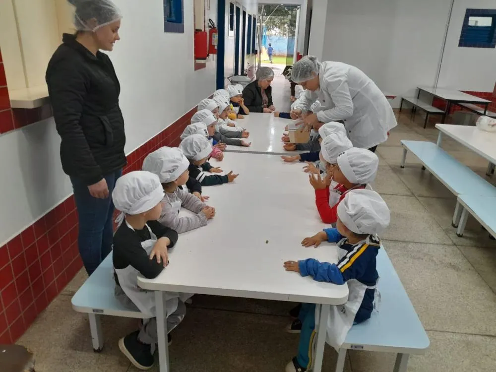 Crianças aprendem com história e preparo do “Mingau dos Ursos”