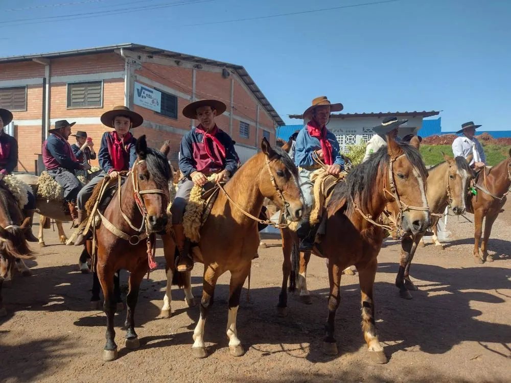 Chama crioula e programação cultural abrem Acampamento Farroupilha em Vista Gaúcha