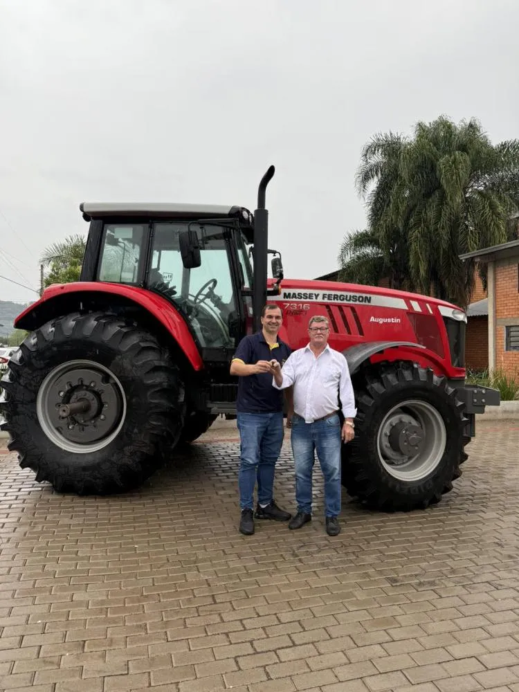 Barra do Guarita recebe trator para fortalecer a agricultura