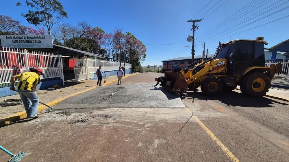 Prefeitura instala faixas elevadas em pontos estratégicos da cidade
