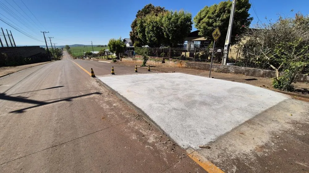 Prefeitura instala faixas elevadas em pontos estratégicos da cidade