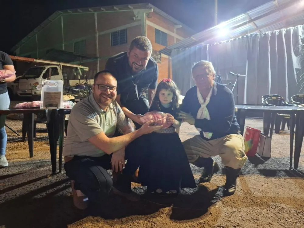 CTG entrega indumentárias às invernadas artísticas durante Semana Farroupilha