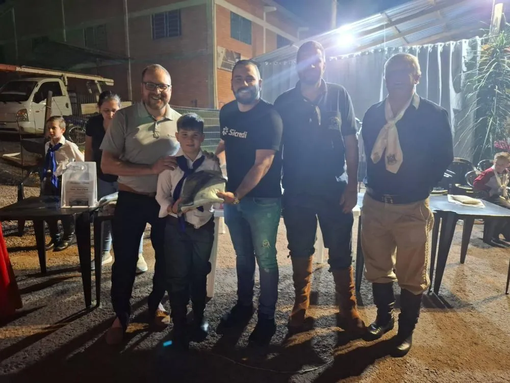 CTG entrega indumentárias às invernadas artísticas durante Semana Farroupilha