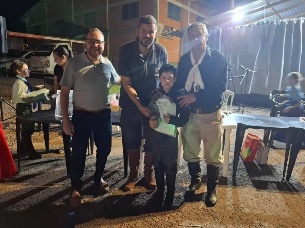 CTG entrega indumentárias às invernadas artísticas durante Semana Farroupilha