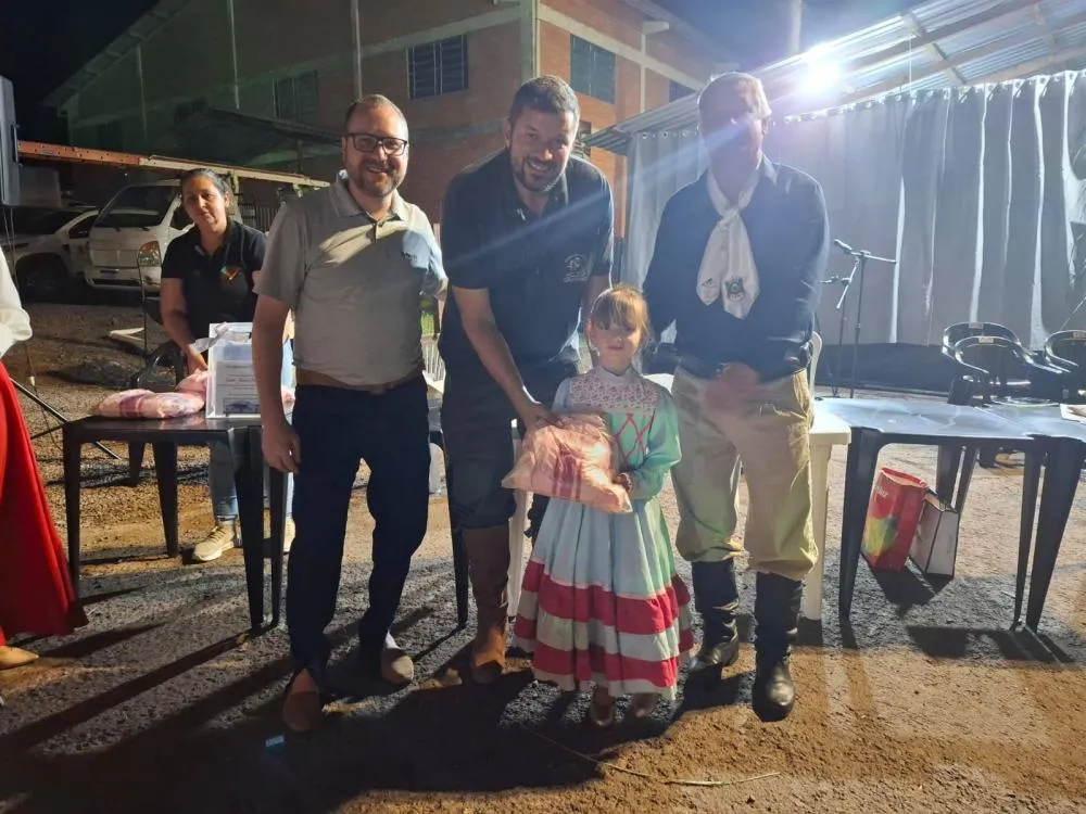 CTG entrega indumentárias às invernadas artísticas durante Semana Farroupilha