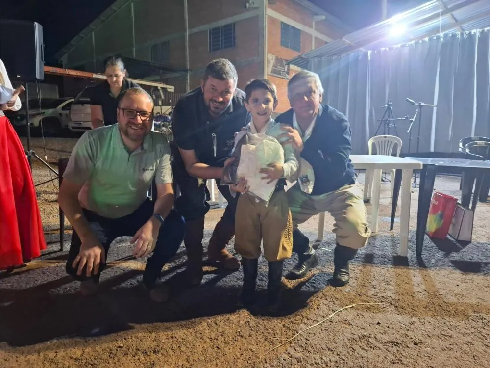 CTG entrega indumentárias às invernadas artísticas durante Semana Farroupilha