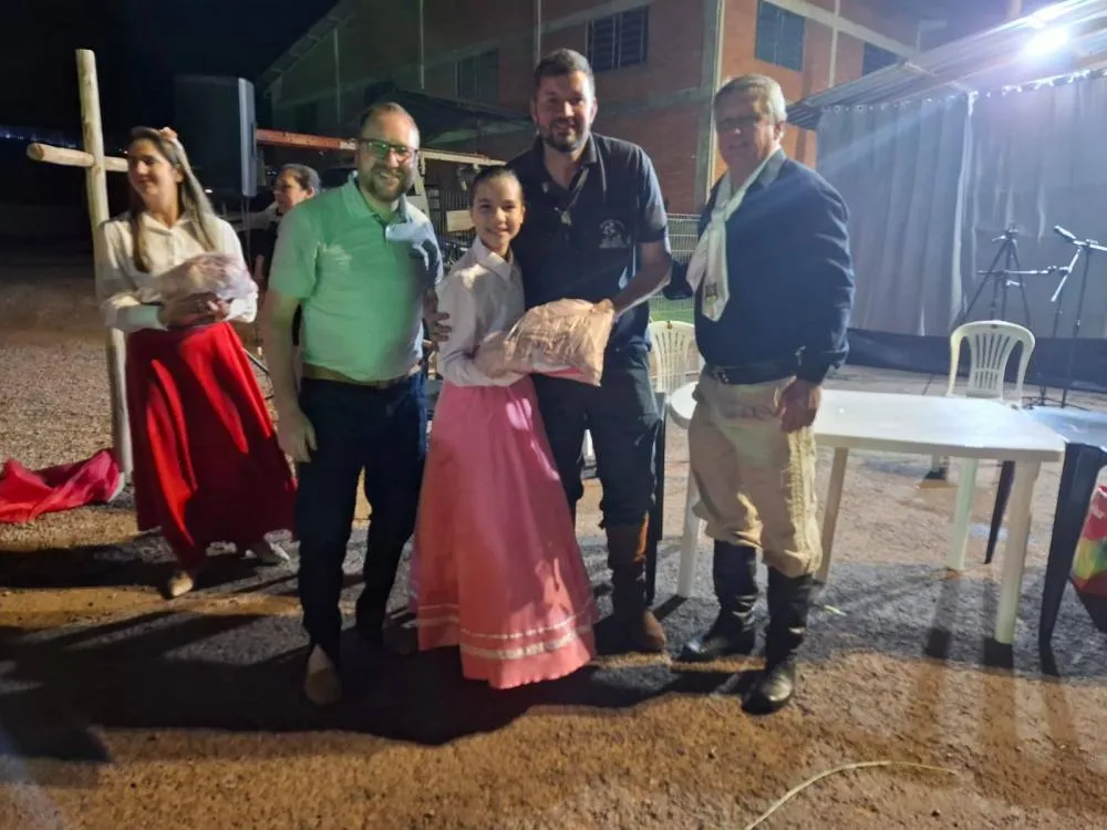 CTG entrega indumentárias às invernadas artísticas durante Semana Farroupilha