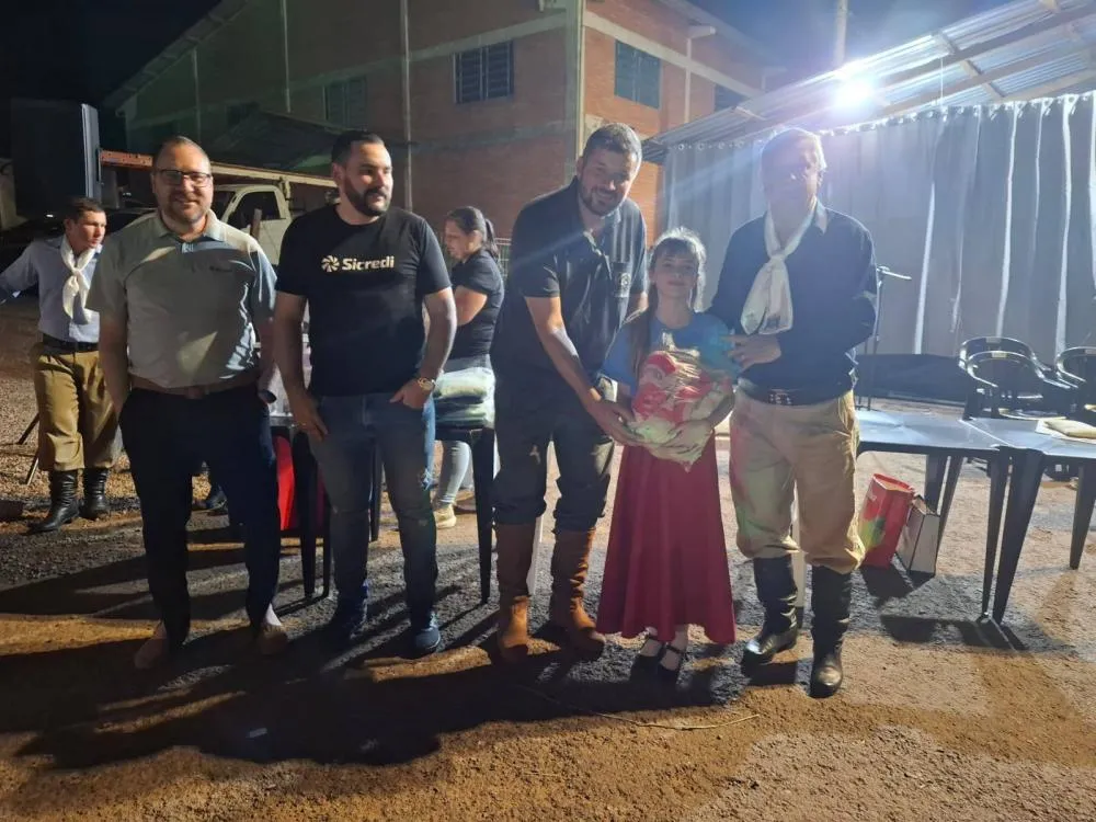 CTG entrega indumentárias às invernadas artísticas durante Semana Farroupilha