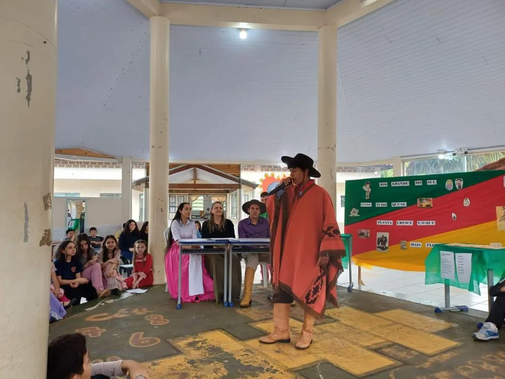 Semana Farroupilha inspira Festival de Talentos na Escola Lenira