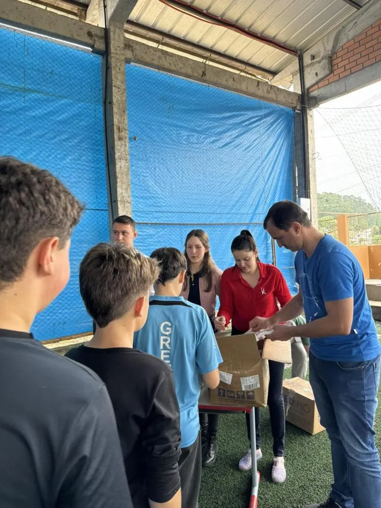 Alunos da Escola Novo Horizonte recebem kits de higiene bucal