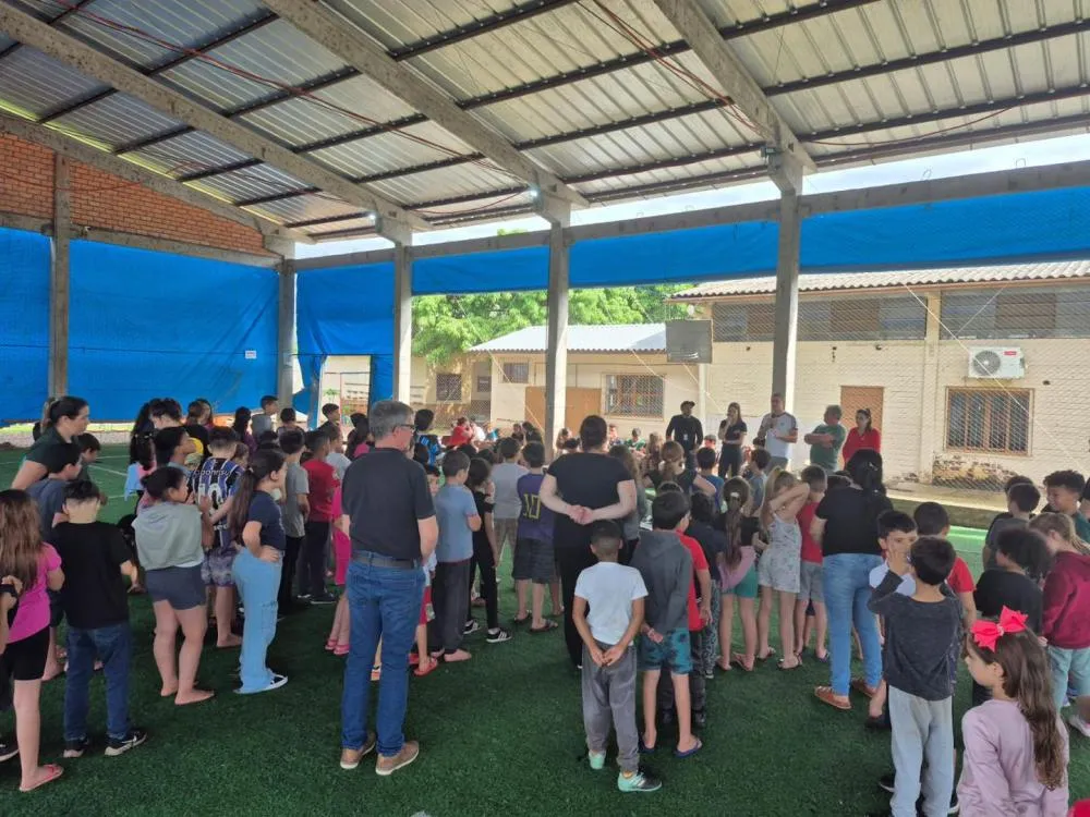 Alunos da Escola Novo Horizonte recebem kits de higiene bucal