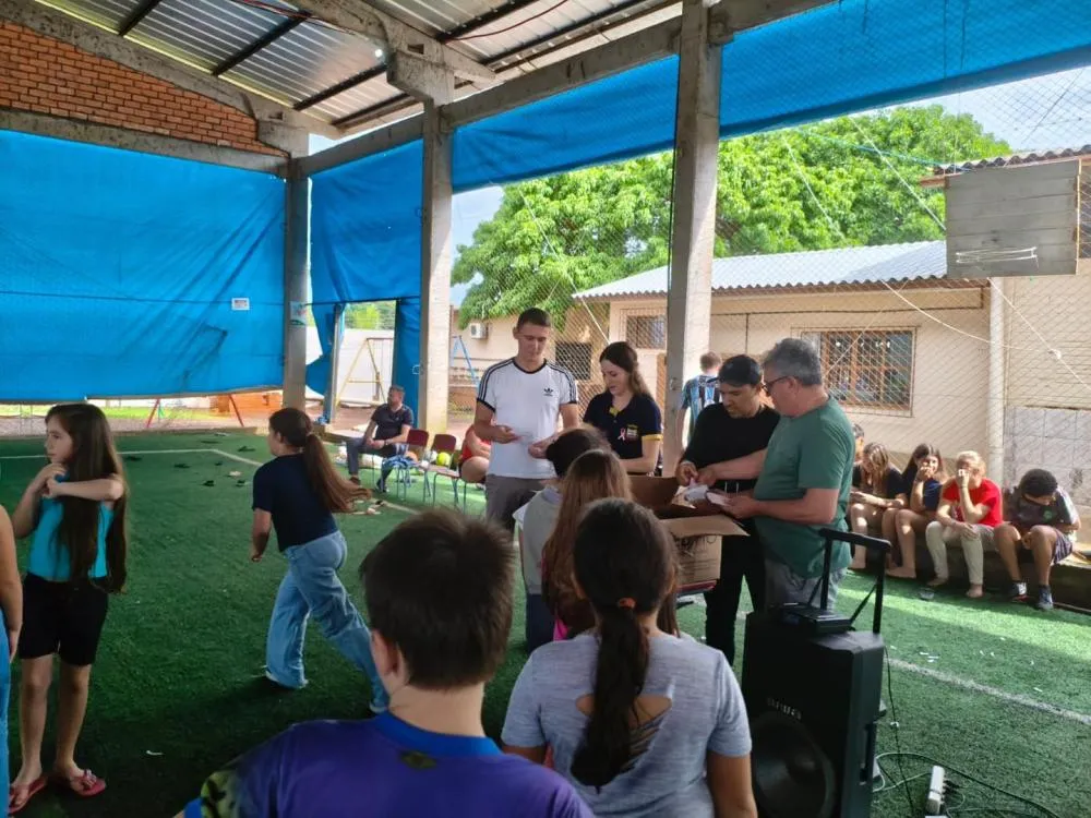 Alunos da Escola Novo Horizonte recebem kits de higiene bucal