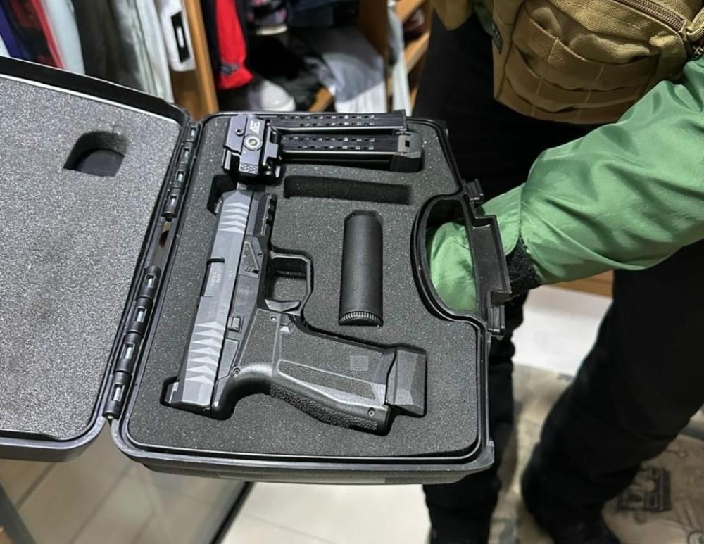  Foi apreendida uma arma de uso restrito das Forças Armadas, sem registro. Foto: MPRS