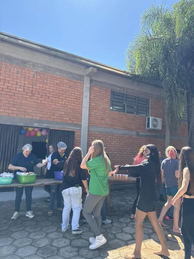 Comemoração ao Dia das Crianças reúne alunos na Praça Central