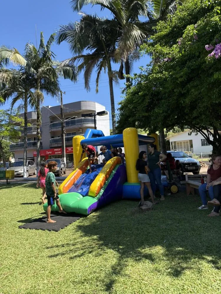Comemoração ao Dia das Crianças reúne alunos na Praça Central