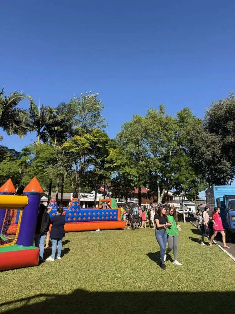 Comemoração ao Dia das Crianças reúne alunos na Praça Central