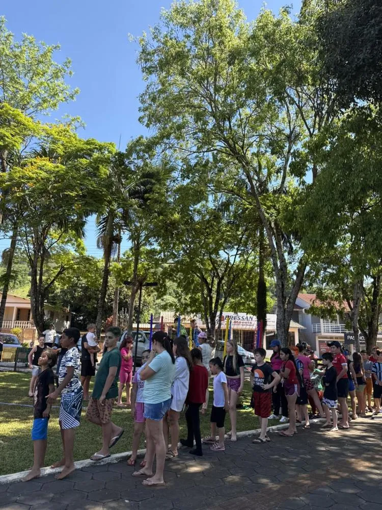 Comemoração ao Dia das Crianças reúne alunos na Praça Central