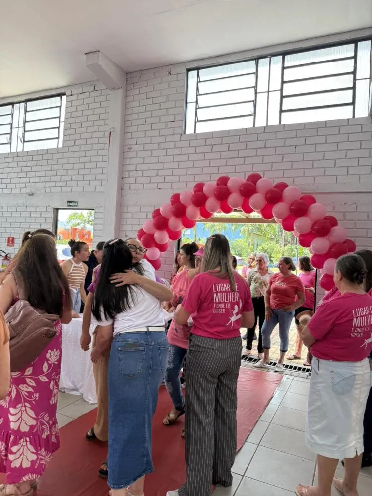 Evento do Outubro Rosa reúne centenas de mulheres em Barra do Guarita