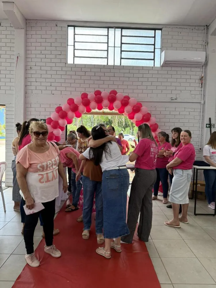 Evento do Outubro Rosa reúne centenas de mulheres em Barra do Guarita