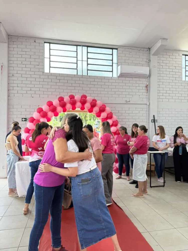 Evento do Outubro Rosa reúne centenas de mulheres em Barra do Guarita