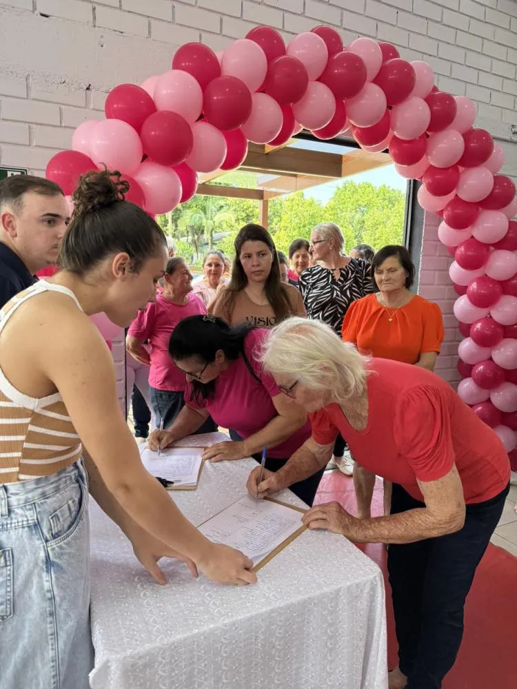 Evento do Outubro Rosa reúne centenas de mulheres em Barra do Guarita