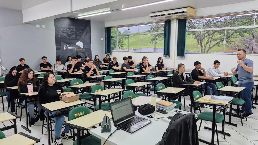 Alunos do 9º ano de Tenente Portela participam de dia de estudos na UCEFF