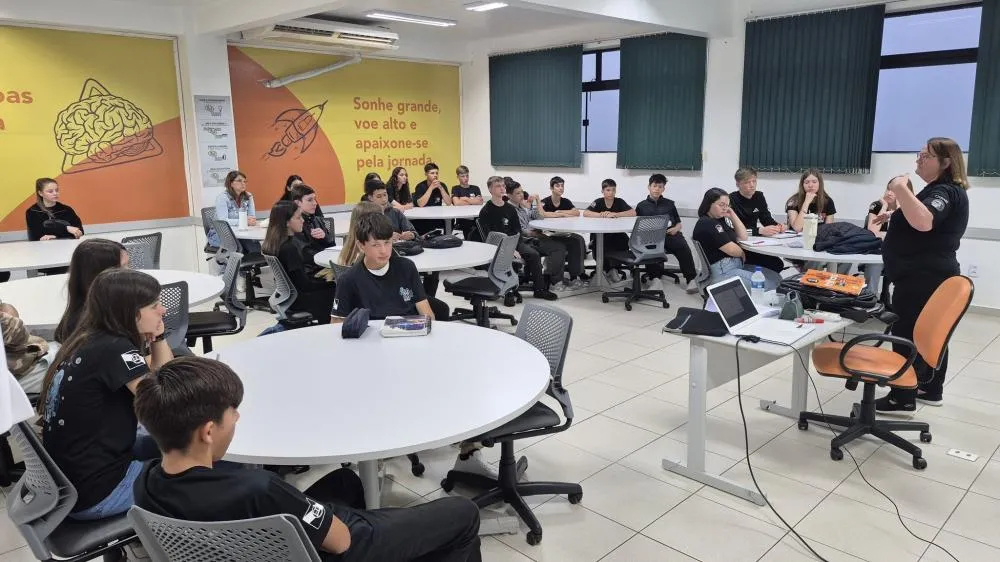 Alunos do 9º ano de Tenente Portela participam de dia de estudos na UCEFF